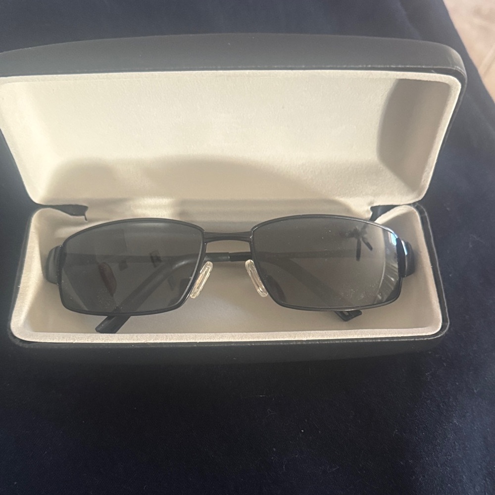 Stylish Black Rectangular Sunglasses - image 1